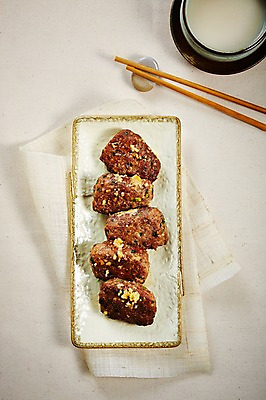 포토 JPG 스튜디오촬영 접시 한식 음식 술잔 젓가락 실내 사람없음 하이앵글 삼베 막걸리 떡갈비 수저받침대 플랫레이 국내포토 식기 뷰포인트 잔 주류 수저 내부 플랫 받침대 파일형식 천_직물