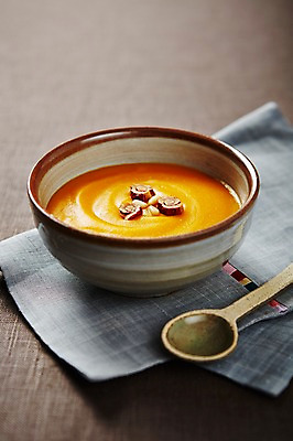 포토 JPG 스튜디오촬영 그릇 한식 음식 실내 사람없음 숟가락 삼베 호박죽 국내포토 식기 수저 내부 죽 파일형식 천_직물