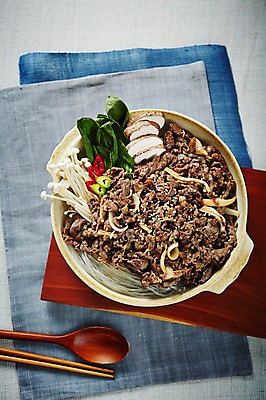 포토 JPG 스튜디오촬영 한식 음식 젓가락 도마 실내 사람없음 하이앵글 숟가락 냄비 삼베 불고기 나무숟가락 전골냄비 플랫레이 국내포토 뷰포인트 주방용품 수저 내부 플랫 솥 파일형식 천_직물