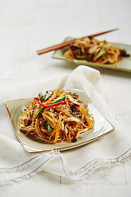 포토 JPG 스튜디오촬영 접시 한식 음식 젓가락 실내 사람없음 천 잡채 국내포토 식기 수저 내부 직물 파일형식