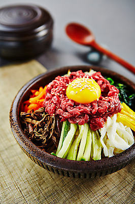 포토 JPG 스튜디오촬영 그릇 한식 음식 실내 사람없음 삼베 비빔밥 나무숟가락 육회비빔밥 국내포토 식기 내부 숟가락 육회 파일형식 천_직물