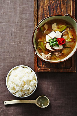 포토 JPG 스튜디오촬영 한식 음식 쟁반 실내 사람없음 하이앵글 숟가락 국그릇 삼베 된장찌개 밥그릇 쌀밥 나무쟁반 플랫레이 국내포토 그릇 뷰포인트 밥 수저 내부 목재 플랫 찌개 파일형식 천_직물