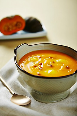 포토 JPG 스튜디오촬영 그릇 한식 음식 실내 사람없음 숟가락 천 호박죽 국내포토 식기 수저 내부 직물 죽 파일형식