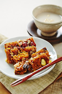 포토 JPG 스튜디오촬영 접시 한식 음식 포크 실내 사람없음 전통음식 찻잔 식혜 나무포크 약밥 국내포토 전통 식기 음료 밥 잔 내부 전통차 파일형식