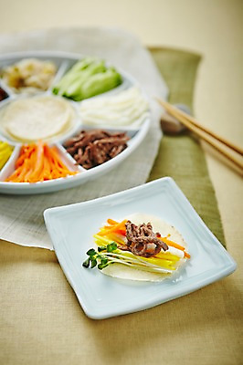 포토 JPG 스튜디오촬영 접시 한식 음식 젓가락 실내 사람없음 삼베 구절판 수저받침대 국내포토 식기 수저 내부 받침대 파일형식 천_직물