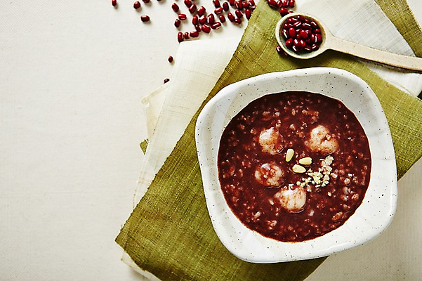 포토 JPG 스튜디오촬영 그릇 한식 음식 실내 사람없음 하이앵글 숟가락 삼베 팥 단팥죽 플랫레이 국내포토 식기 뷰포인트 수저 내부 플랫 죽 파일형식 천_직물