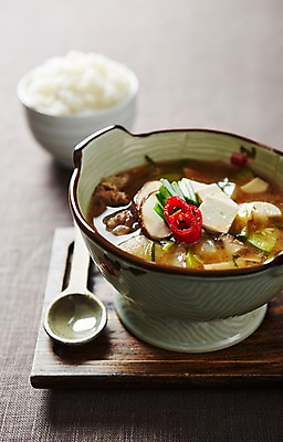 포토 JPG 스튜디오촬영 그릇 한식 음식 쟁반 실내 사람없음 숟가락 된장찌개 쌀밥 나무쟁반 국내포토 식기 밥 수저 내부 목재 찌개 파일형식