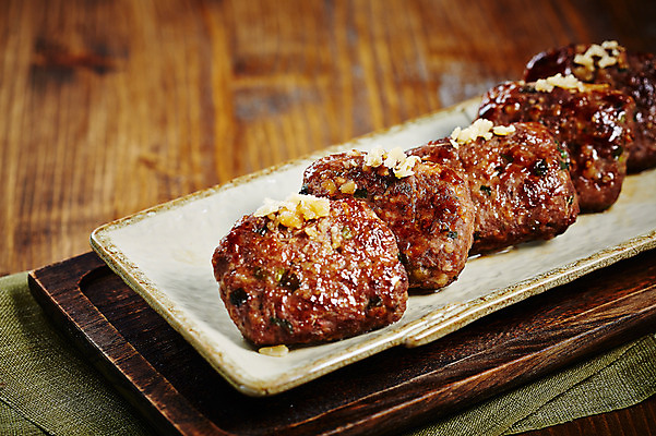 포토 JPG 스튜디오촬영 접시 한식 음식 쟁반 실내 사람없음 삼베 나무쟁반 떡갈비 국내포토 식기 내부 목재 파일형식 천_직물