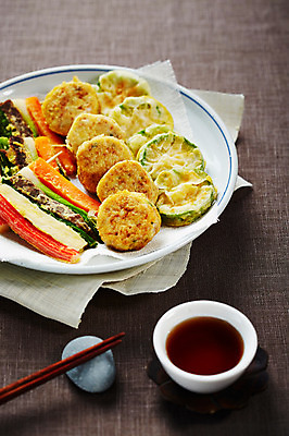 포토 JPG 스튜디오촬영 접시 한식 음식 젓가락 실내 사람없음 동그랑땡 전 삼베 간장 종지 꼬치전 수저받침대 호박전 국내포토 그릇 식기 수저 내부 양념 받침대 파일형식 천_직물