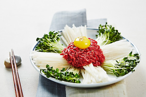 포토 JPG 스튜디오촬영 접시 한식 음식 젓가락 실내 사람없음 배 삼베 무순 노른자 육회 수저받침대 국내포토 식기 과일 수저 생고기 내부 계란 받침대 새싹채소 파일형식 천_직물