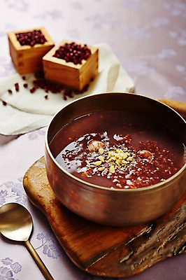 포토 JPG 스튜디오촬영 한식 음식 도마 실내 사람없음 숟가락 놋그릇 단팥죽 국내포토 그릇 주방용품 수저 내부 죽 파일형식