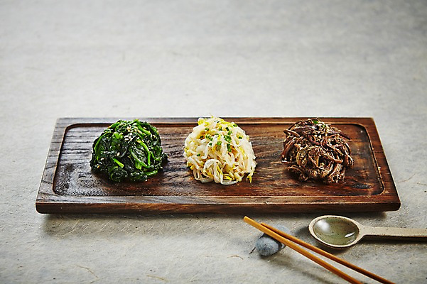 포토 JPG 스튜디오촬영 접시 한식 음식 젓가락 실내 사람없음 숟가락 고사리 수저받침대 숙주나물 시금치나물 산나물 국내포토 식기 채소 수저 내부 받침대 나물 파일형식