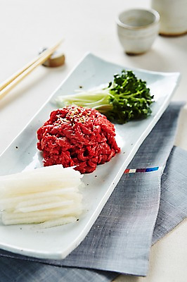 포토 JPG 스튜디오촬영 접시 한식 음식 실내 사람없음 배 삼베 무순 육회 국내포토 식기 과일 생고기 내부 새싹채소 파일형식 천_직물