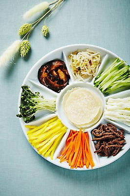 포토 JPG 스튜디오촬영 접시 한식 음식 실내 사람없음 하이앵글 강아지풀 구절판 플랫레이 국내포토 식물 식기 뷰포인트 내부 플랫 한해살이풀 파일형식