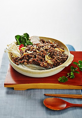 포토 JPG 스튜디오촬영 한식 음식 젓가락 도마 실내 사람없음 숟가락 냄비 삼베 불고기 나무숟가락 전골냄비 국내포토 주방용품 수저 내부 솥 파일형식 천_직물