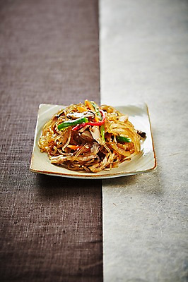 포토 JPG 스튜디오촬영 접시 한식 음식 실내 사람없음 삼베 잡채 국내포토 식기 내부 파일형식 천_직물