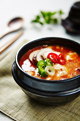 포토 JPG 스튜디오촬영 한식 음식 실내 사람없음 찌개 삼베 뚝배기 순두부찌개 국내포토 내부 파일형식 천_직물