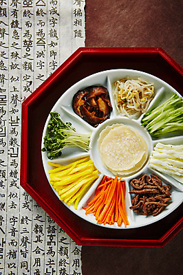 포토 JPG 스튜디오촬영 접시 한식 음식 쟁반 실내 사람없음 하이앵글 한자 한지 구절판 팔각쟁반 플랫레이 국내포토 문자 식기 종이 뷰포인트 내부 플랫 파일형식