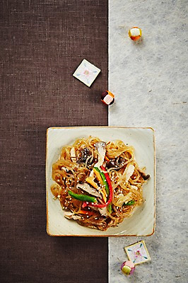 포토 JPG 스튜디오촬영 접시 한식 음식 전통소품 실내 사람없음 하이앵글 삼베 한지 잡채 플랫레이 국내포토 전통 식기 종이 뷰포인트 내부 플랫 오브젝트 파일형식 천_직물