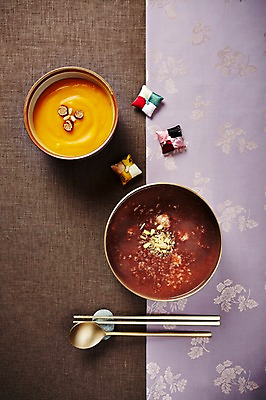 포토 JPG 스튜디오촬영 그릇 한식 음식 젓가락 전통소품 실내 사람없음 하이앵글 숟가락 삼베 단팥죽 수저받침대 호박죽 플랫레이 국내포토 전통 식기 뷰포인트 수저 내부 플랫 받침대 오브젝트 죽 파일형식 천_직물