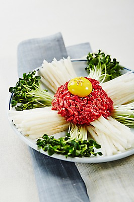 포토 JPG 스튜디오촬영 접시 한식 음식 실내 사람없음 배 삼베 무순 노른자 육회 국내포토 식기 과일 생고기 내부 계란 새싹채소 파일형식 천_직물