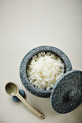 포토 JPG 스튜디오촬영 한식 음식 실내 사람없음 하이앵글 숟가락 뚜껑 쌀밥 돌솥 돌솥밥 수저받침대 플랫레이 국내포토 뷰포인트 밥 수저 내부 플랫 받침대 파일형식