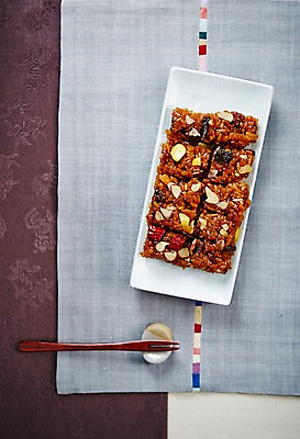 포토 JPG 스튜디오촬영 접시 한식 음식 포크 실내 사람없음 하이앵글 전통음식 삼베 약밥 플랫레이 국내포토 전통 식기 뷰포인트 밥 내부 플랫 파일형식 천_직물