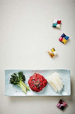 포토 JPG 스튜디오촬영 접시 한식 음식 전통소품 실내 사람없음 하이앵글 배 무순 육회 플랫레이 국내포토 전통 식기 뷰포인트 과일 생고기 내부 플랫 오브젝트 새싹채소 파일형식