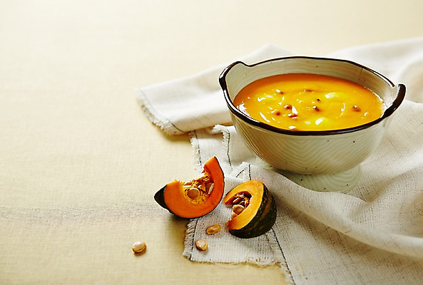 포토 JPG 스튜디오촬영 그릇 한식 음식 조각 실내 사람없음 천 단호박 호박씨 호박죽 국내포토 식기 호박 씨앗 내부 직물 죽 파일형식