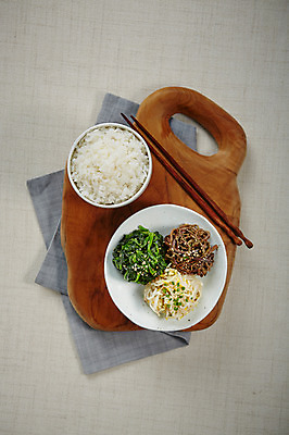 포토 JPG 스튜디오촬영 접시 한식 음식 젓가락 도마 실내 사람없음 하이앵글 삼베 밥그릇 쌀밥 고사리 숙주나물 시금치나물 플랫레이 산나물 국내포토 그릇 식기 뷰포인트 채소 밥 주방용품 수저 내부 플랫 나물 파일형식 천_직물