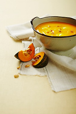 포토 JPG 스튜디오촬영 그릇 한식 음식 조각 실내 사람없음 천 단호박 호박씨 호박죽 국내포토 식기 호박 씨앗 내부 직물 죽 파일형식