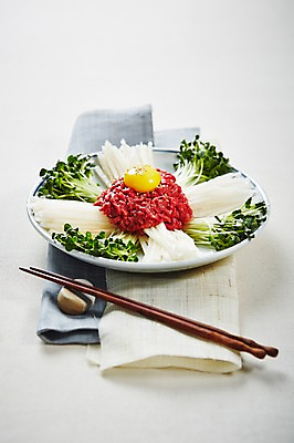 포토 JPG 스튜디오촬영 접시 한식 음식 젓가락 실내 사람없음 배 삼베 무순 노른자 육회 수저받침대 국내포토 식기 과일 수저 생고기 내부 계란 받침대 새싹채소 파일형식 천_직물