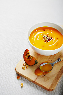 포토 JPG 스튜디오촬영 그릇 한식 음식 조각 도마 실내 사람없음 숟가락 단호박 호박씨 호박죽 국내포토 식기 호박 주방용품 수저 씨앗 내부 죽 파일형식