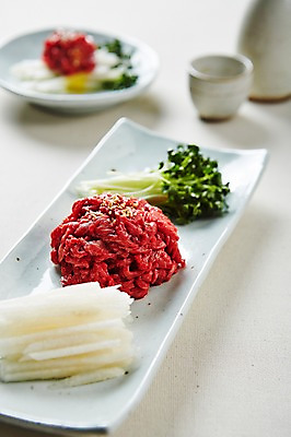 포토 JPG 스튜디오촬영 접시 한식 음식 실내 사람없음 배 무순 육회 국내포토 식기 과일 생고기 내부 새싹채소 파일형식