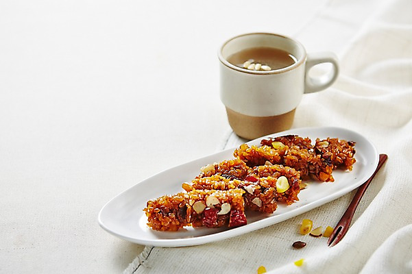 포토 JPG 스튜디오촬영 접시 한식 음식 포크 실내 사람없음 컵 전통음식 천 식혜 약밥 국내포토 전통 식기 음료 밥 내부 직물 전통차 파일형식