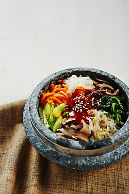 포토 JPG 스튜디오촬영 한식 음식 실내 사람없음 삼베 비빔밥 돌솥 돌솥비빔밥 국내포토 내부 파일형식 천_직물