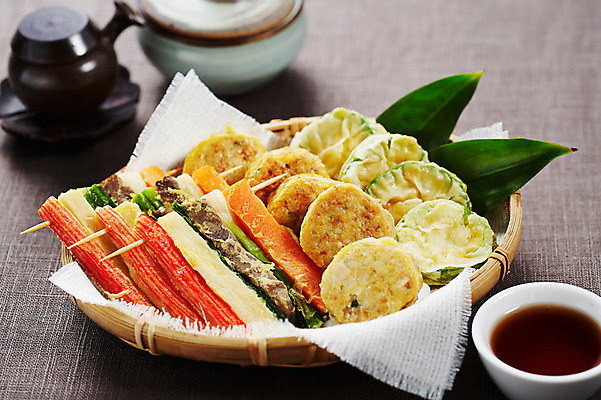 포토 JPG 스튜디오촬영 한식 음식 실내 사람없음 바구니 동그랑땡 전 천 간장 종지 꼬치전 호박전 국내포토 그릇 내부 직물 양념 파일형식