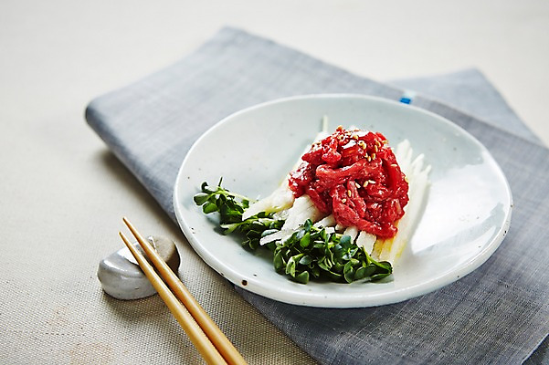 포토 JPG 스튜디오촬영 접시 한식 음식 젓가락 실내 사람없음 배 삼베 무순 육회 수저받침대 국내포토 식기 과일 수저 생고기 내부 받침대 새싹채소 파일형식 천_직물