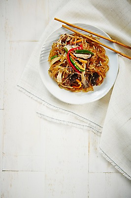 포토 JPG 스튜디오촬영 접시 한식 음식 젓가락 실내 사람없음 하이앵글 천 잡채 플랫레이 국내포토 식기 뷰포인트 수저 내부 직물 플랫 파일형식