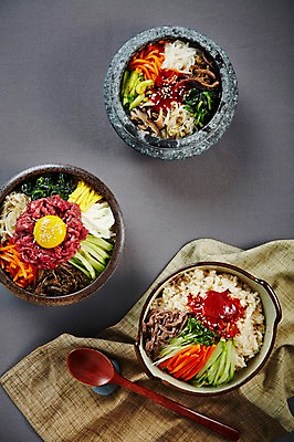 포토 JPG 스튜디오촬영 그릇 한식 음식 실내 종류 사람없음 하이앵글 삼베 비빔밥 나무숟가락 돌솥 돌솥비빔밥 수저받침대 육회비빔밥 플랫레이 국내포토 식기 뷰포인트 내부 숟가락 플랫 받침대 육회 파일형식 천_직물