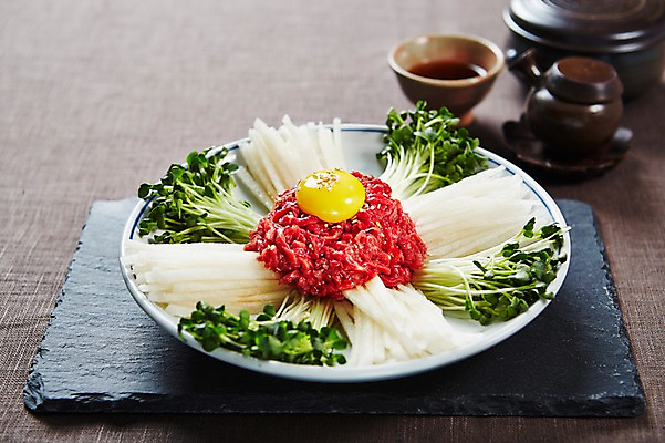 포토 JPG 스튜디오촬영 접시 한식 음식 실내 사람없음 무순 노른자 육회 국내포토 식기 생고기 내부 계란 새싹채소 파일형식