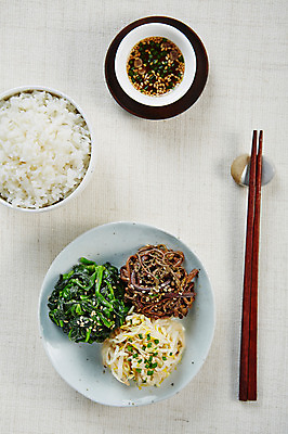 포토 JPG 스튜디오촬영 접시 한식 음식 젓가락 실내 사람없음 하이앵글 간장 종지 밥그릇 쌀밥 고사리 수저받침대 숙주나물 시금치나물 산나물 국내포토 그릇 식기 뷰포인트 채소 밥 수저 내부 양념 받침대 나물 파일형식