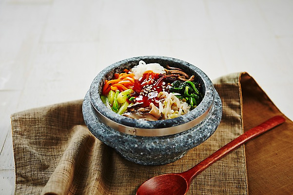 포토 JPG 스튜디오촬영 한식 음식 실내 사람없음 삼베 비빔밥 나무숟가락 돌솥 돌솥비빔밥 국내포토 내부 숟가락 파일형식 천_직물