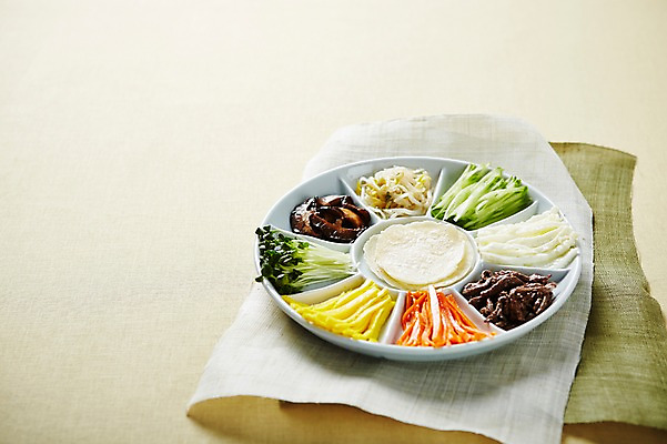 포토 JPG 스튜디오촬영 접시 한식 음식 실내 사람없음 삼베 구절판 국내포토 식기 내부 파일형식 천_직물