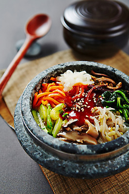 포토 JPG 스튜디오촬영 한식 음식 실내 사람없음 삼베 비빔밥 돌솥 나무젓가락 돌솥비빔밥 수저받침대 국내포토 젓가락 내부 받침대 파일형식 천_직물