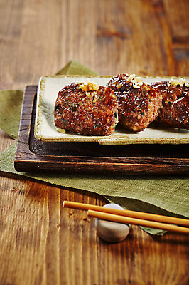 포토 JPG 스튜디오촬영 접시 한식 음식 젓가락 쟁반 실내 사람없음 목재 삼베 나무쟁반 떡갈비 수저받침대 국내포토 나무 식기 재료 수저 내부 받침대 파일형식 천_직물