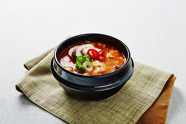 포토 JPG 스튜디오촬영 한식 음식 실내 사람없음 찌개 삼베 뚝배기 순두부찌개 국내포토 내부 파일형식 천_직물