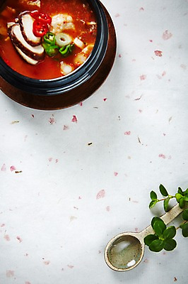 포토 JPG 스튜디오촬영 한식 음식 잎 실내 사람없음 하이앵글 숟가락 찌개 뚝배기 순두부찌개 플랫레이 국내포토 식물 뷰포인트 수저 내부 플랫 파일형식