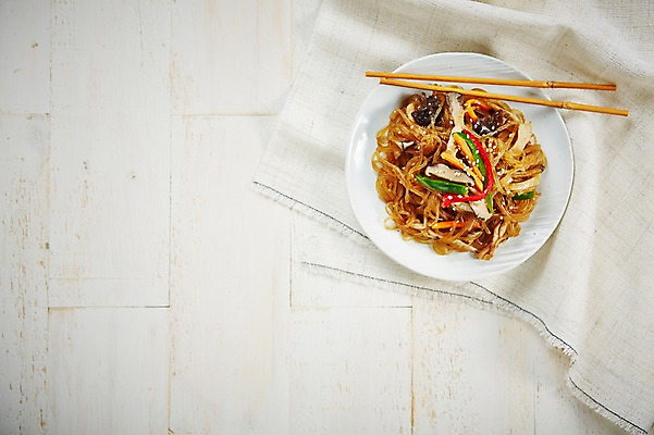 포토 JPG 스튜디오촬영 접시 한식 음식 젓가락 실내 사람없음 목재 하이앵글 삼베 잡채 플랫레이 국내포토 나무 식기 뷰포인트 재료 수저 내부 플랫 파일형식 천_직물