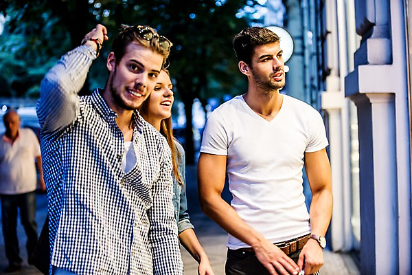 포토 JPG 주간 서양인 외국인 해외 여자 남자 서기 미소 상반신 20대 성인 야외 앞모습 세명 친구 쇼핑 도시 체코 성인만 국내포토 자연요소 유럽 뷰포인트 관계 모션 표정 사람 인종 청년 파일형식